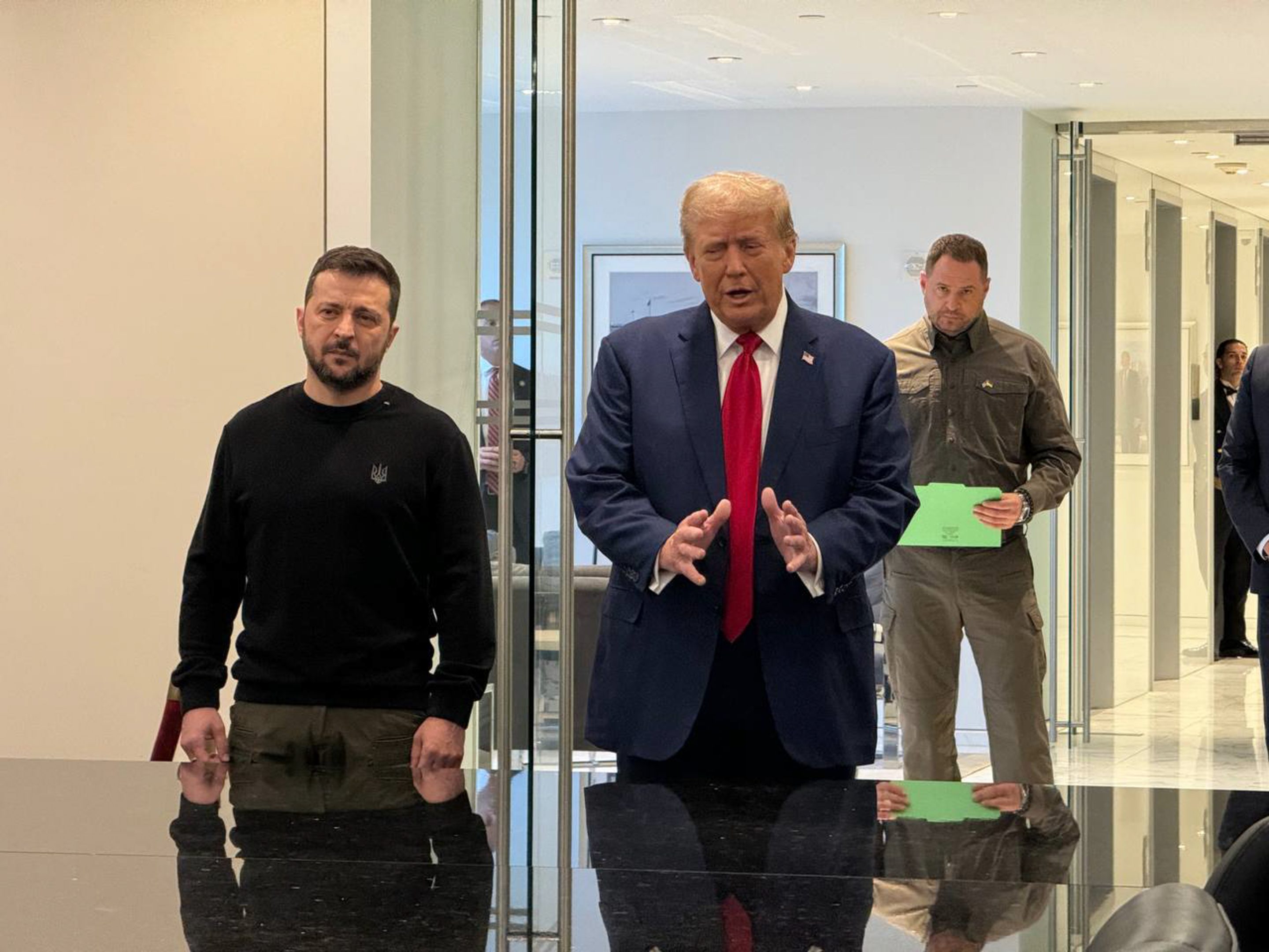 Ukraina i ofron Trumpit marrëveshje për tokë për më shumë ndihmë ushtarake