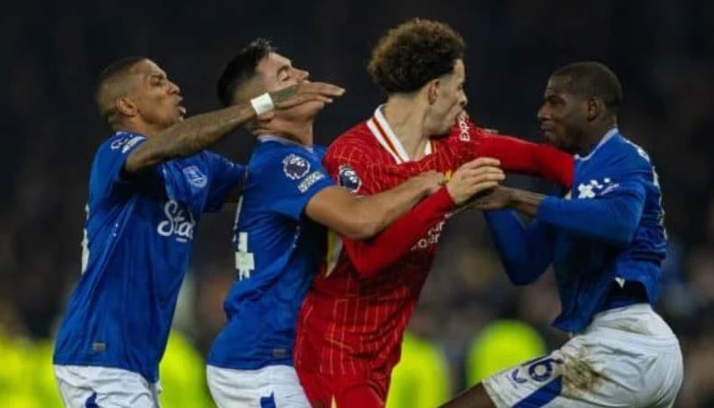 Tre kartonë të kuq, dalin pamjet e përleshjes mes lojtarëve të Evertonit dhe Liverpoolit (VIDEO)