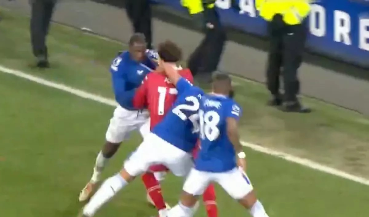 Rrëmujë pas përfundimit të ndeshjes Everton-Liverpool, shpërndahen tre kartonë të kuq (VIDEO)