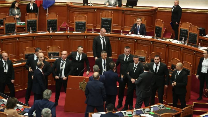 Tensionet në Kuvendin e Shqipërisë, shtyhet për të hënën seanca plenare