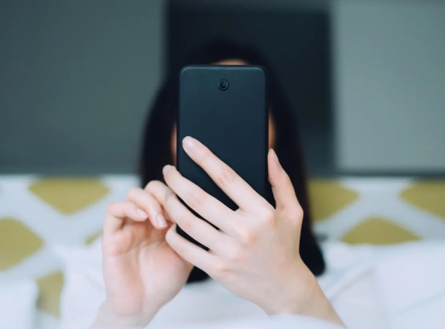 Mos e nisni ditën duke kontrolluar telefonin