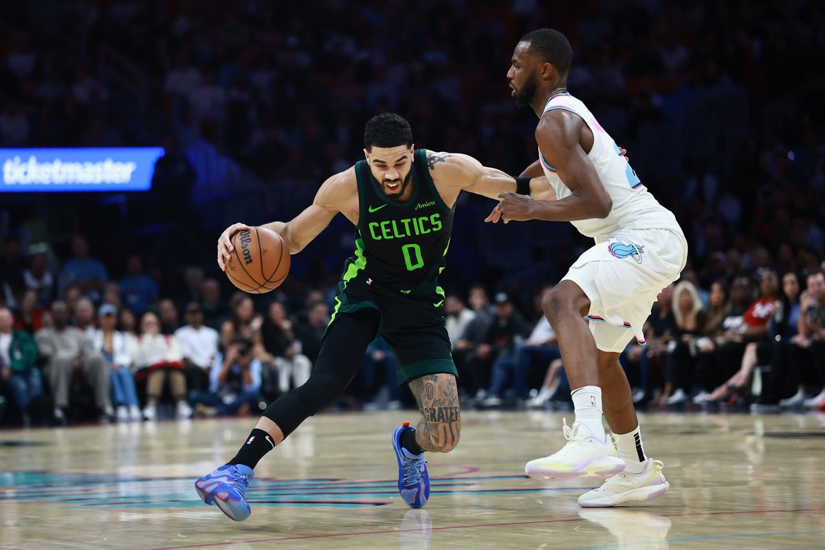 Bostoni fiton në Miami, shkëlqen Tatum