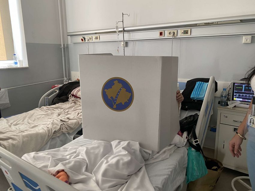Votojnë edhe pacientët e shtrirë në QKUK