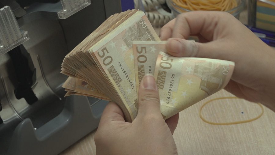 Euro mbetet mbi nivelin e 100 lekëve
