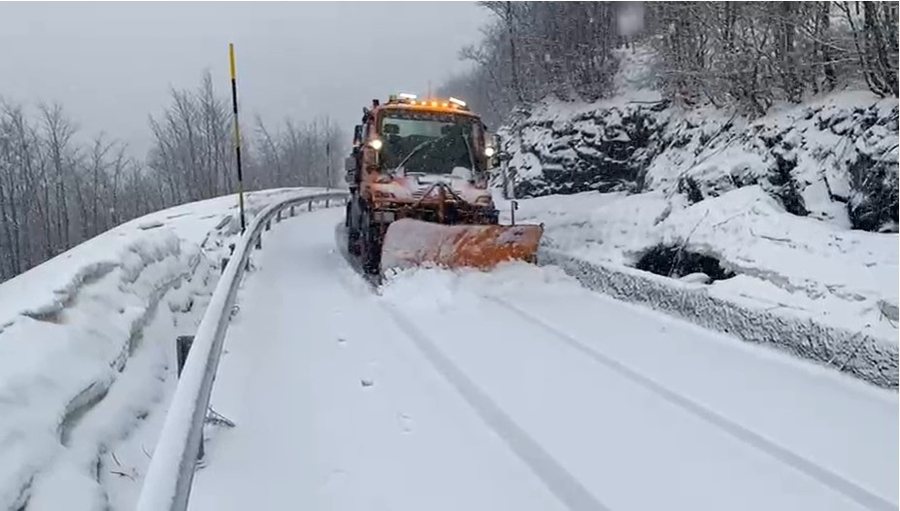Pas ditëve të verës, bie borë në Shqipëri
