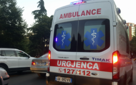 Alarm shëndetësor në një kompani në Tiranë, punonjëset kërkojnë ndihmë mjekësore