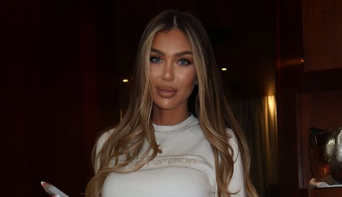 Adelina Tahiri u dhuron puthje ndjekësve të saj (FOTO)