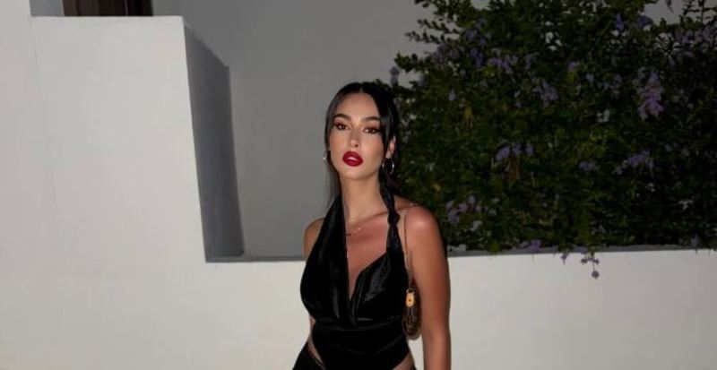 Adrola Dushi shkëlqen e veshur në të zeza