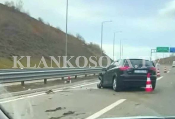 Përplasen kamioni me veturë në autostradën "Ibrahim Rugova" (VIDEO)