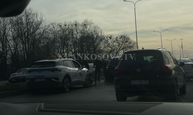 Aksident mes dy veturave te kazerma “Adem Jashari”