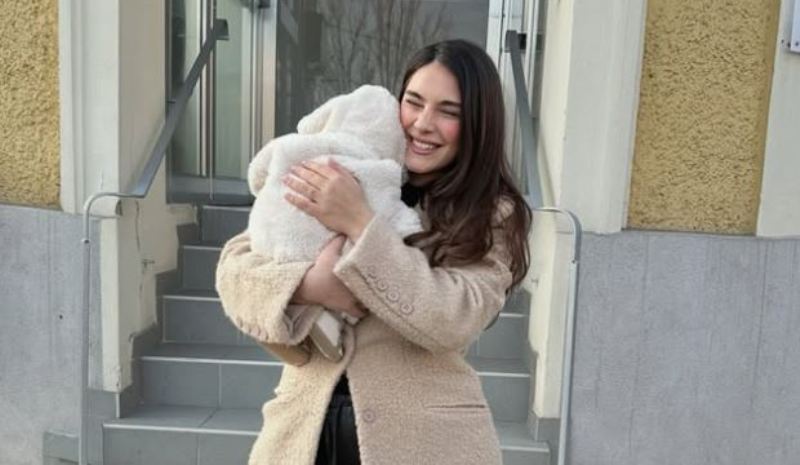 Pak javë pasi u bë nënë, Alisa i kthehet punës