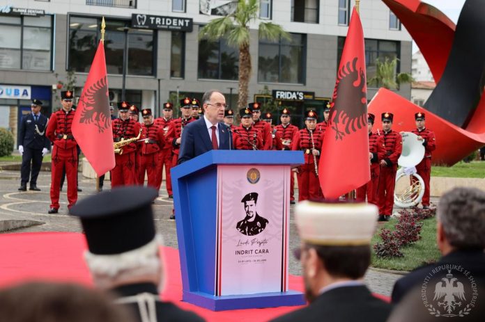 Shqipëria përkujton Indrit Carën në 26-vjetorin e rënies në Kosovë, inaugurohet monumenti kushtuar heroit