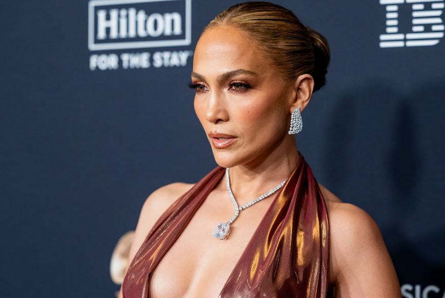 Thonjtë e saj me flutura, a po jep një mesazh Jennifer Lopez?