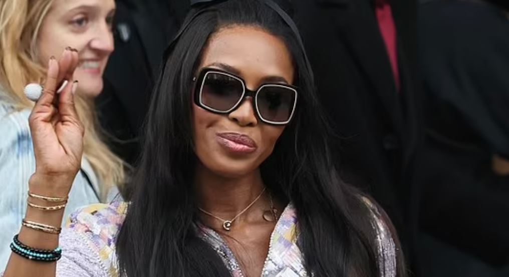 Naomi Campbell shfaqet në humor të mirë në Javën e Modës në Paris