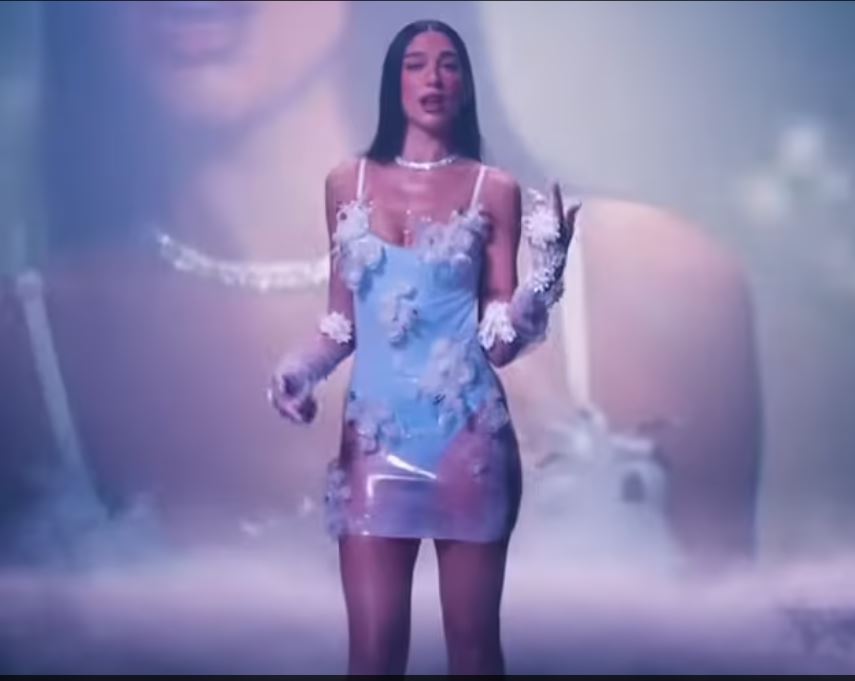 Dua Lipa shndrit me bizhuteri të shtrenjta në videoklipin e ri “Handlebars”