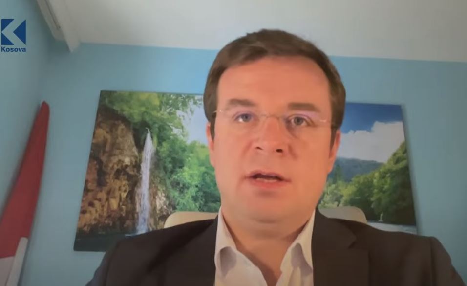 Avokati serb: Protestat do të shtrihen në bllokada dhe ndërprerje të shërbimeve, kundër Vuçiqit (VIDEO)