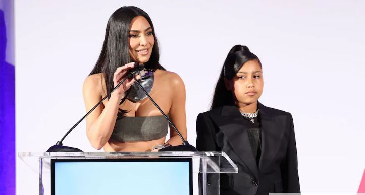 Kim Kardashian tregon pse po i dhuron vajzës së saj unazën e fejesës nga Kanye