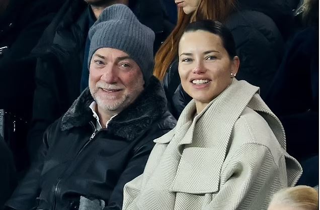 Adriana Lima shfaqet pa grim në tribunat e Parc Des Princes