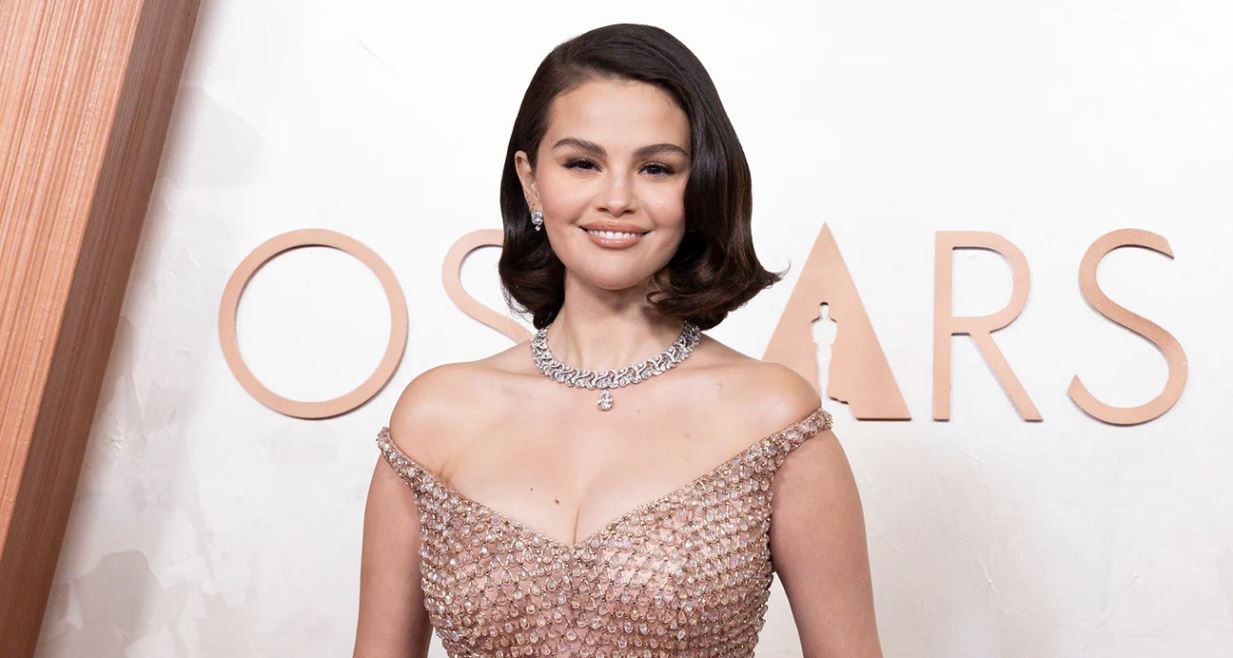 Fustani i Selena Gomez në Oscar u bë me mbi 16 mijë copa xhami