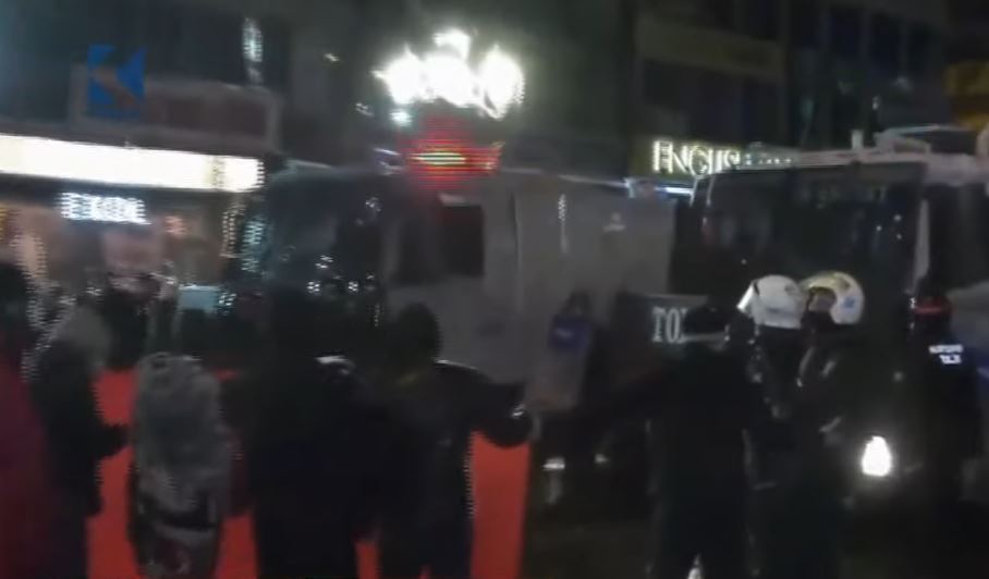 Pakënaqësia në Turqi - protestuesit e policia përleshen në Stamboll (VIDEO)