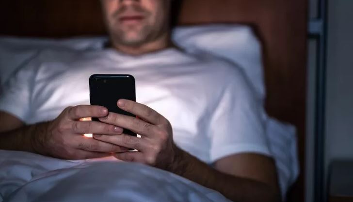 Studimi: Qëndrimi në telefon në shtrat rrit rrezikun e pagjumësisë me gati 60%