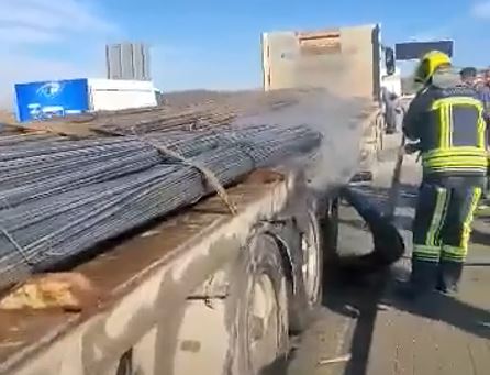 Pamje nga djegia e kamionit në magjistralen Prishtinë-Mitrovicë (VIDEO)