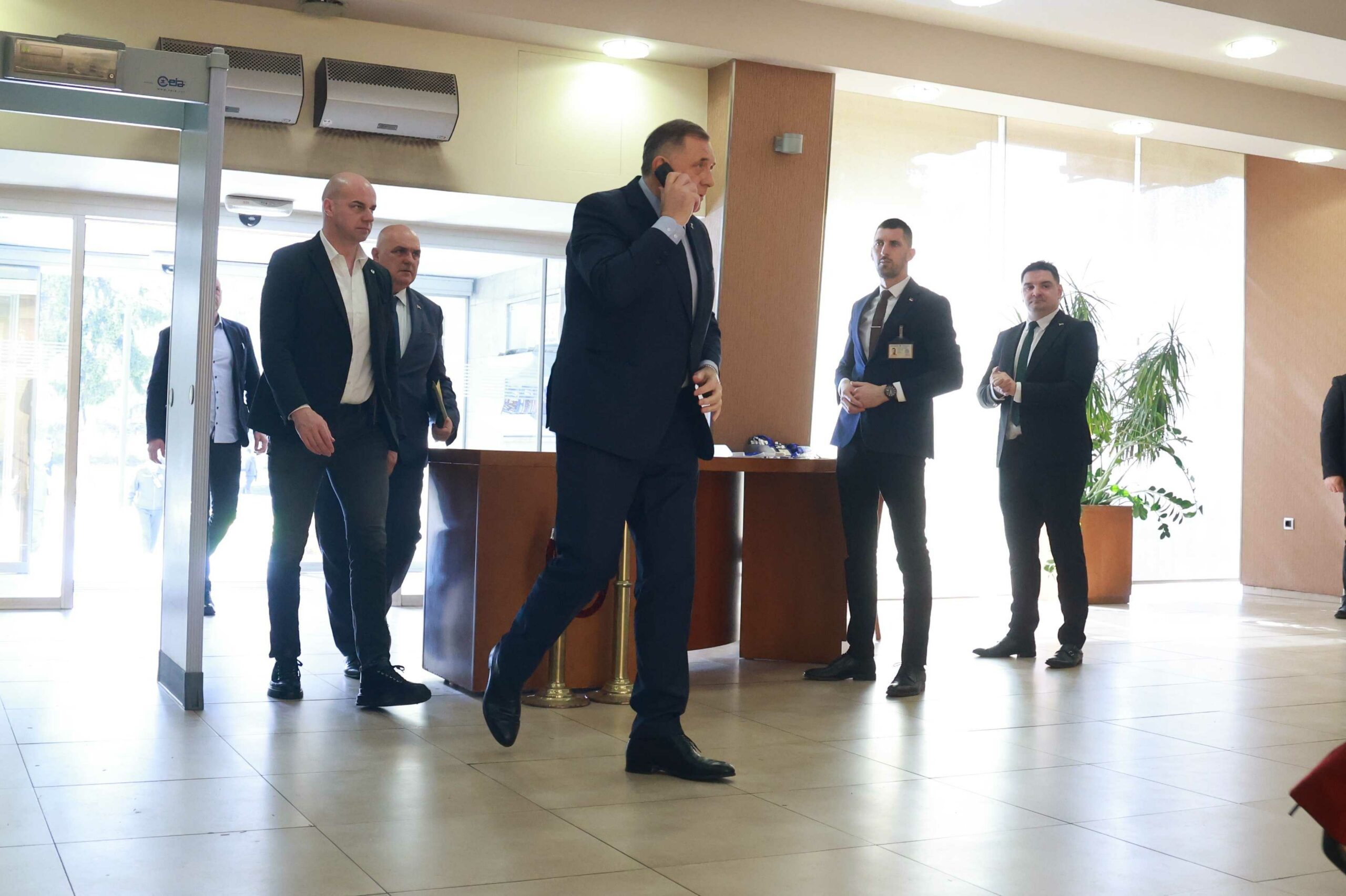 Millorad Dodik mbledh urgjentisht "të tijët", u thotë se Bosnja është uzurpatore, jo shtet (VIDEO)