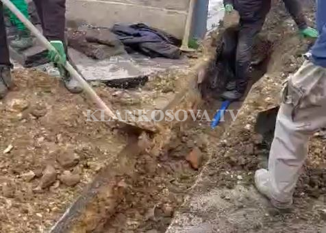 Qytetari “iu tregon” punëtorëve si ta bëjnë punën në Fushë Kosovë (VIDEO)