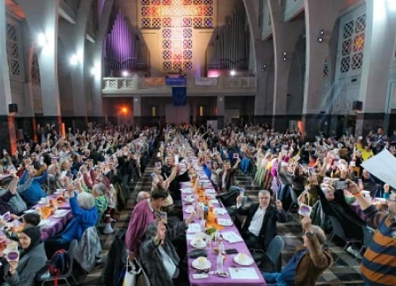 Një kishë në Belgjikë shtroi iftar për më shumë se 500 myslimanë