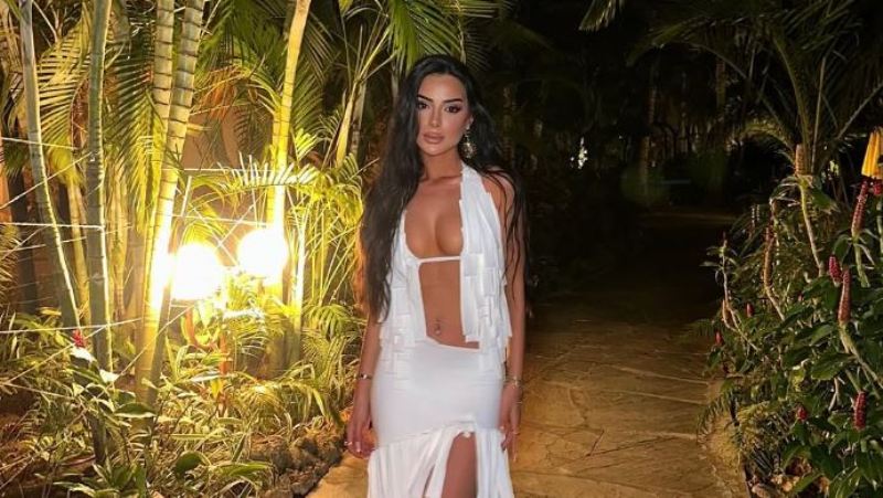 Kaderi me poza sensuale nga pushimet në Afrikë