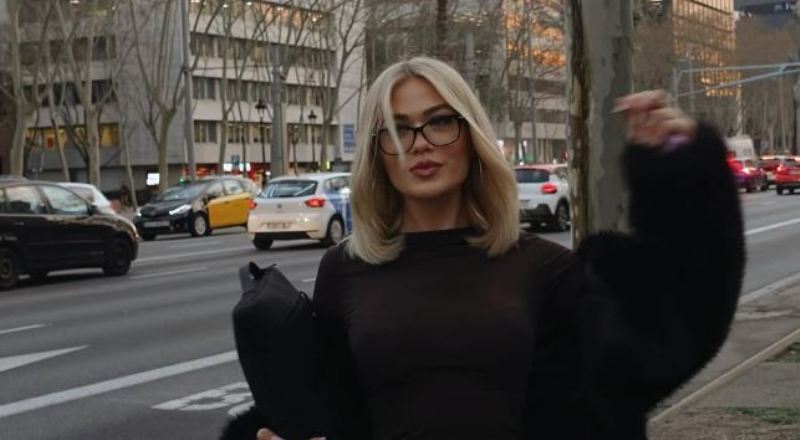 Keisi Medini pozon rrugëve të Barcelonës