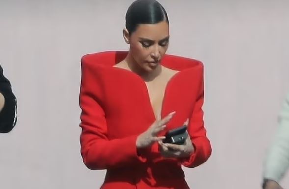Kim Kardashian shkëlqen në paraqitjen e fundit