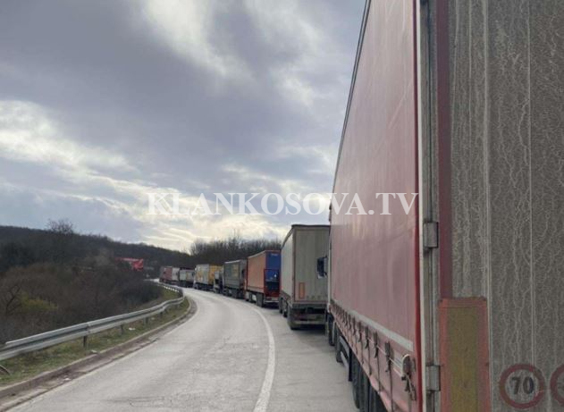 Qindra kamionë presin në kolona të gjata për të hyrë në Kosovë (VIDEO)