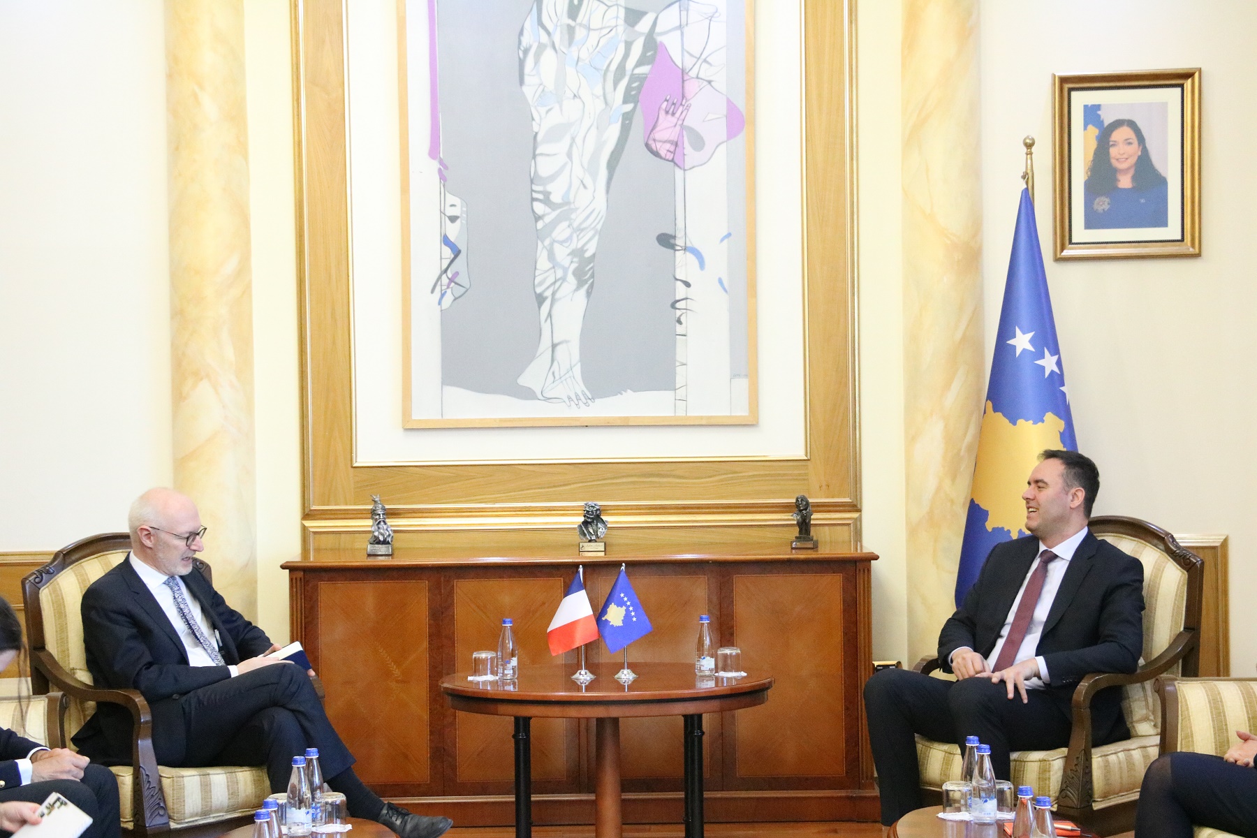 Kryetari i Kuvendit, Glauk Konjufca priti sot në takim ambasadorin e Francës në Kosovë, Olivier Guerot.
