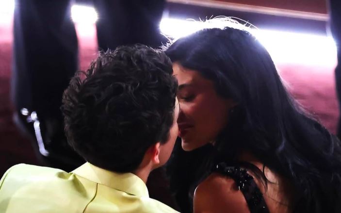 Kylie dhe Timothee nuk ndahen nga njëri-tjetri, puthen edhe në buzë
