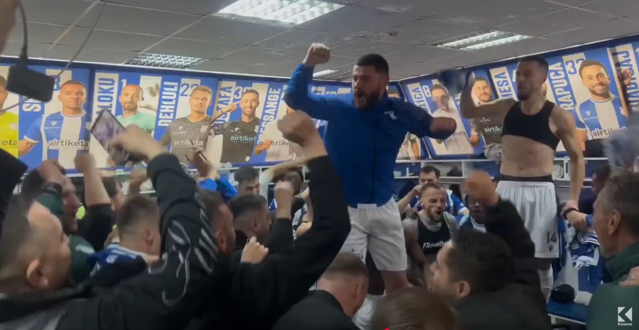 Futbollistët e Dritës e festojnë triumfin në derbi me vargje të "Intelektualëve" (VIDEO)