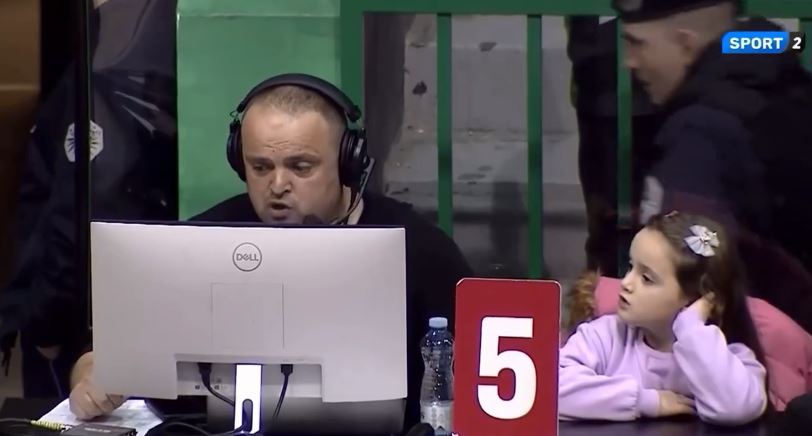 Pamje mahnitëse, komentatori Lirim Peci shoqërohet nga vajza në ndeshjen Trepça - Bashkimi (VIDEO)