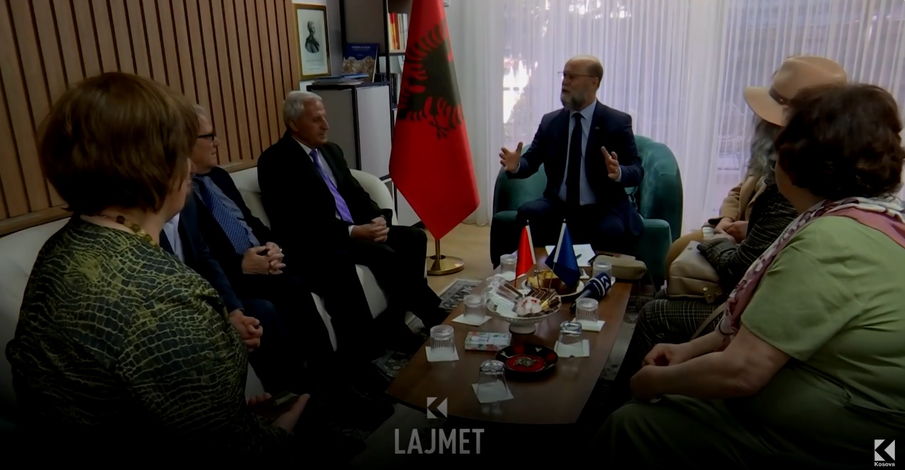 Ambasadori Malaj gostit shpëtimtarët e shkollës shqipe (VIDEO)