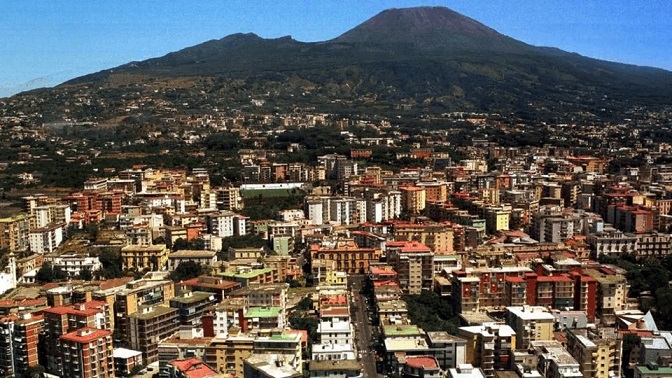Tërmeti i fuqishëm në Napoli: Mijëra qytetarë kalojnë natën jashtë pas dridhjeve të forta