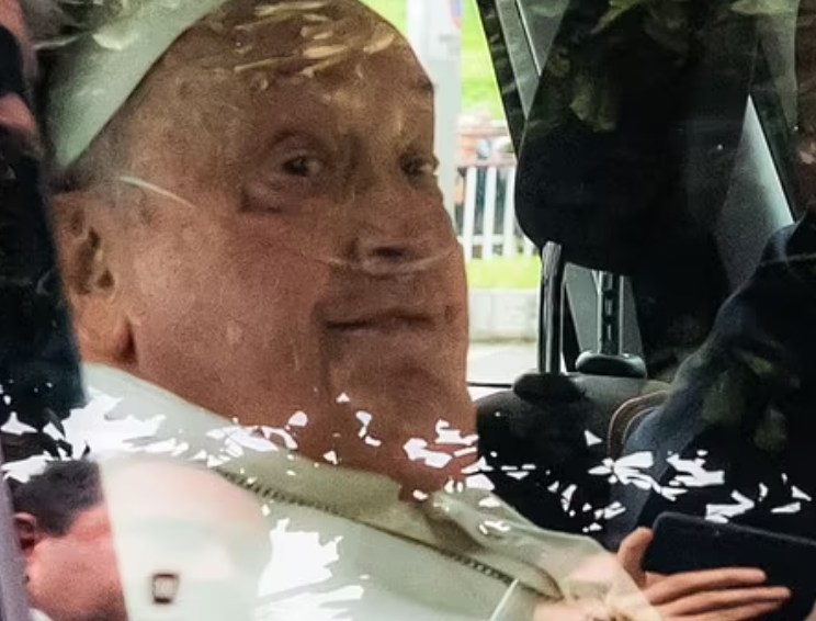 U lirua të dielën nga spitali, por Papa Françesku ishte shumë pranë vdekjes