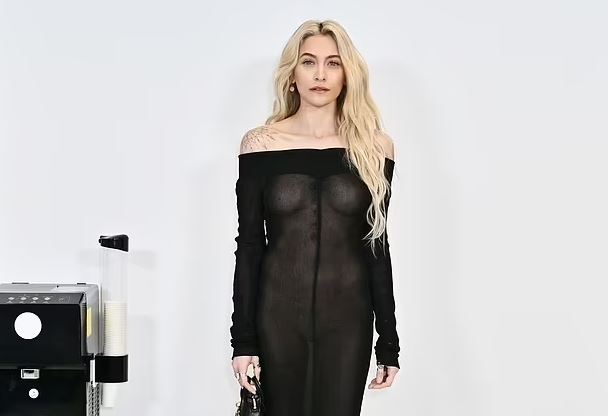 Paris Jackson tregon haptazi gjoksin