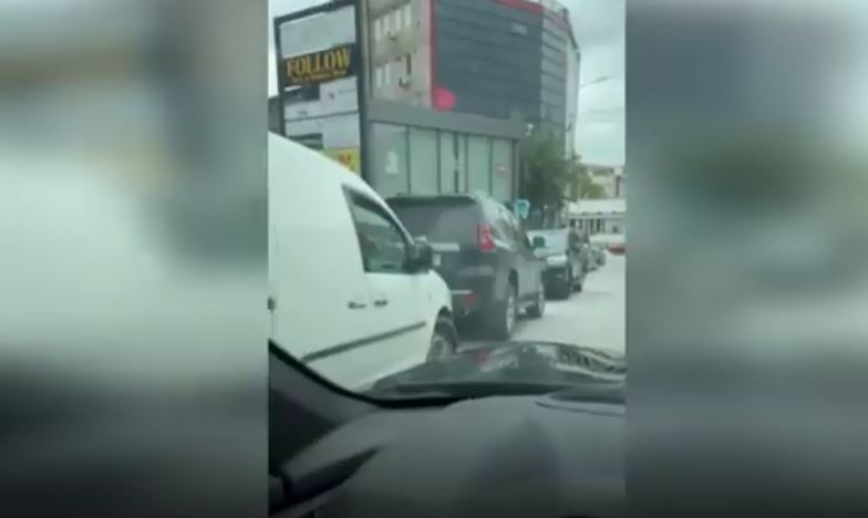 Qytetari ankohet se çdo ditë policia po e bllokon njërin shirit në Ulpianë (VIDEO)