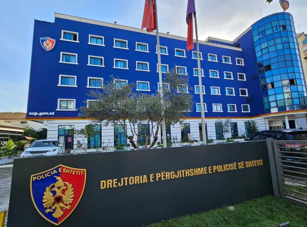 Shisnin kanabis në Tiranë dhe e trafikonin në Kosovë, pesë në pranga, pesë në kërkim