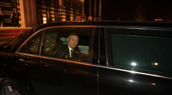 Limuzina e Putinit shpërtheu - a ishte ky atentat ndaj tij? (VIDEO)