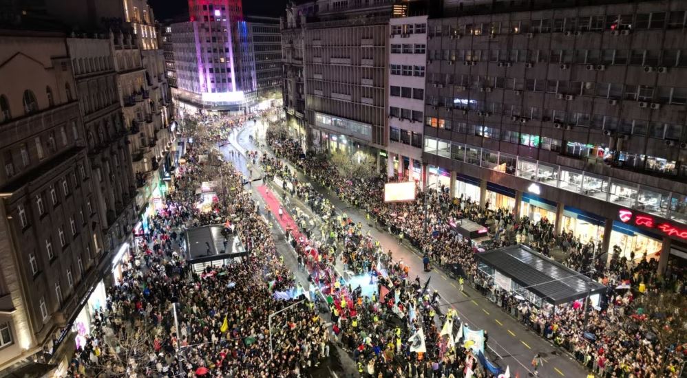 Mijëra qytetarë i mirëpresin studentët në Beograd në prag të protestës së madhe