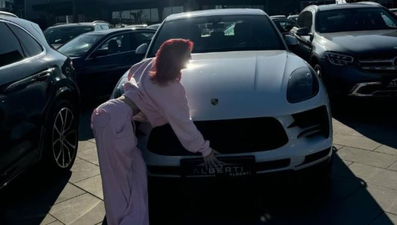 “Një kerr modest”, Rina Balaj bëhet me Porsche