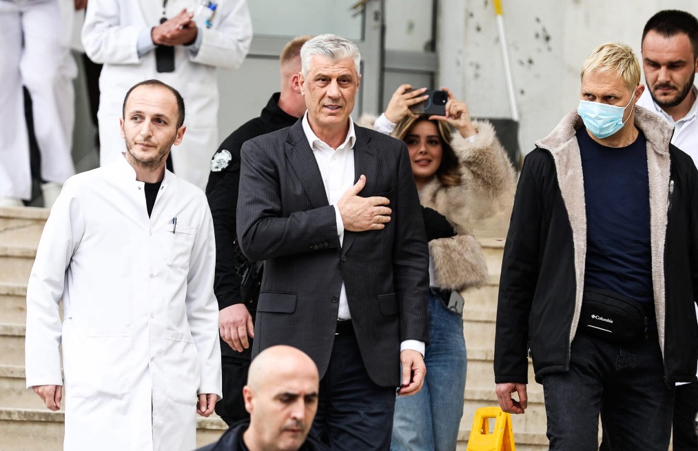 Hashim Thaçi takoi prindërit dhe gruan, por vëllezërit i pa vetëm nga larg (VIDEO)