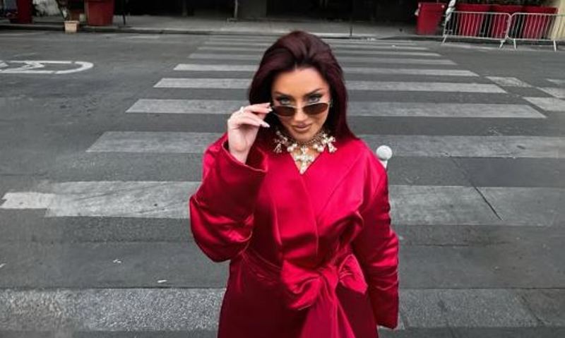 Ronela Hajati krejt stil rrugëve të Parisit