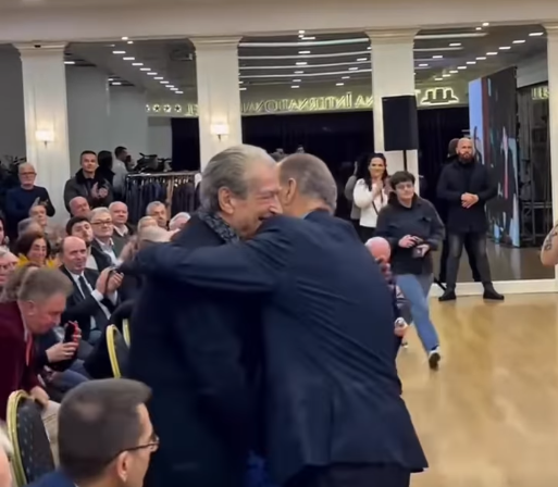 Shalli i Rugovës i dhurohet Sali Berishës (VIDEO)
