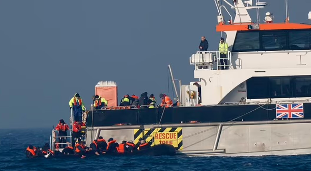 Marina franceze refuzon t’u ndihmojë, anglezët shpëtojnë emigrantët në mes të detit